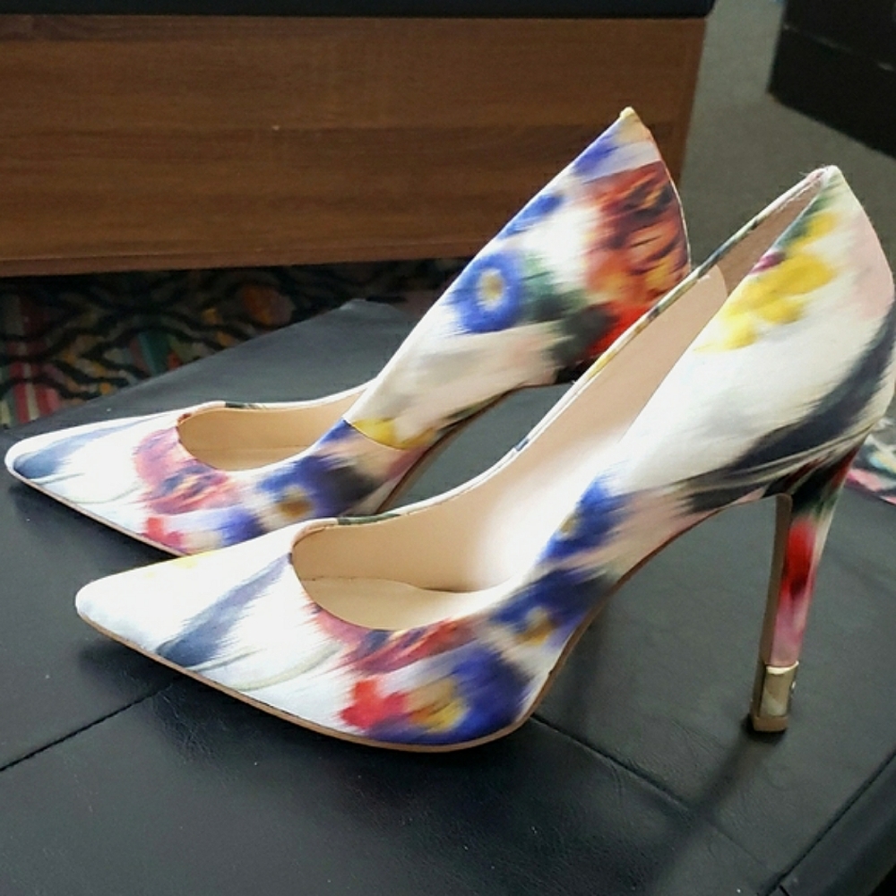 GUESS ? Watercolor Print Pumps 10M